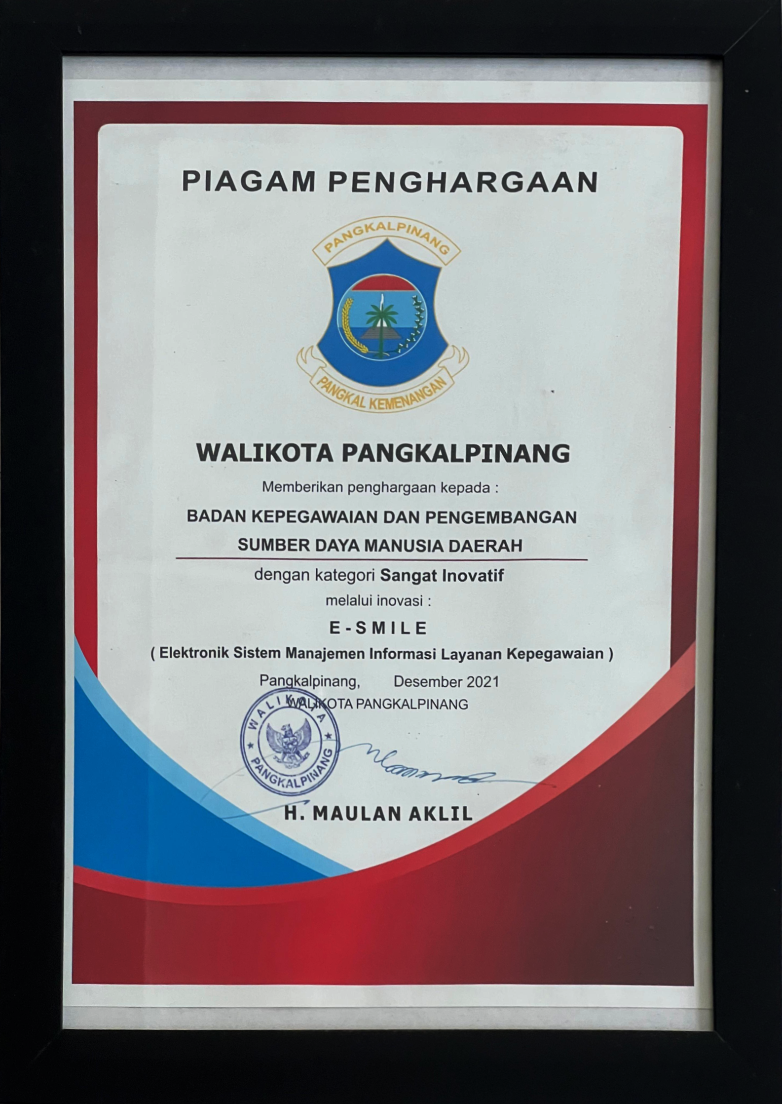 PIAGAM PENGHARGAAN WALIKOTA PANGKAL PINANG MELALUI INOVASI E-SMILE DENGAN KATEGORI SANGAT INOVATIF TAHUN 2021
